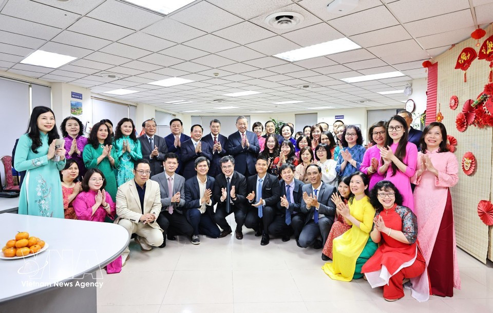 Генеральный секретарь ЦК КПВ То Лам поздравляет с Новым годом сотрудников, корреспондентов и редакторов Редакции внутренних новостей ВИА. (Фото: ВИА)