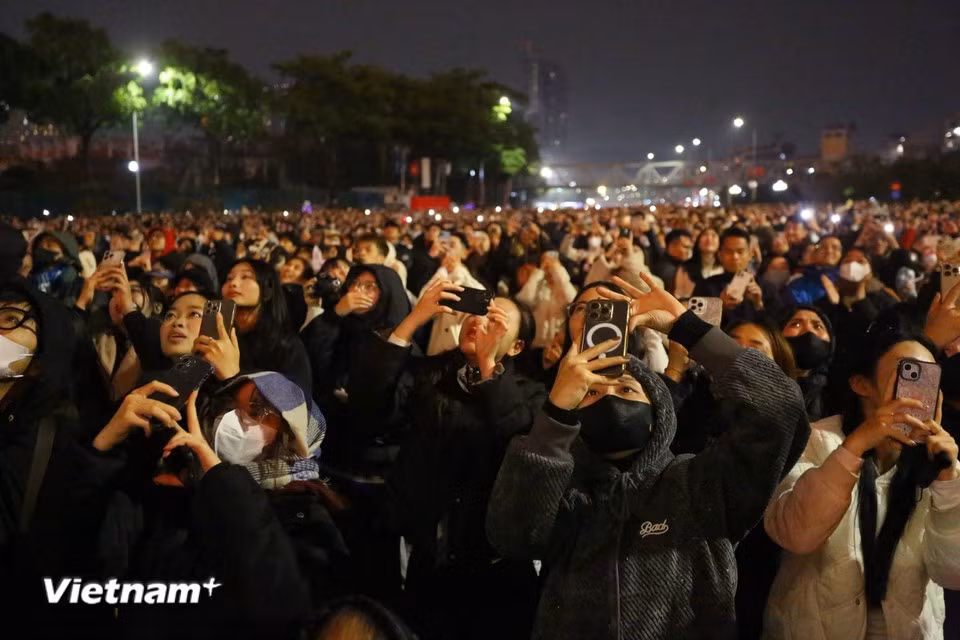 Тысячи людей стеклись сюда, чтобы увидеть грандиозный праздник света в рамках беспрецедентного по масштабу «национального фейерверк-концерта». (Фото: Хоай Нам/Vietnam+)