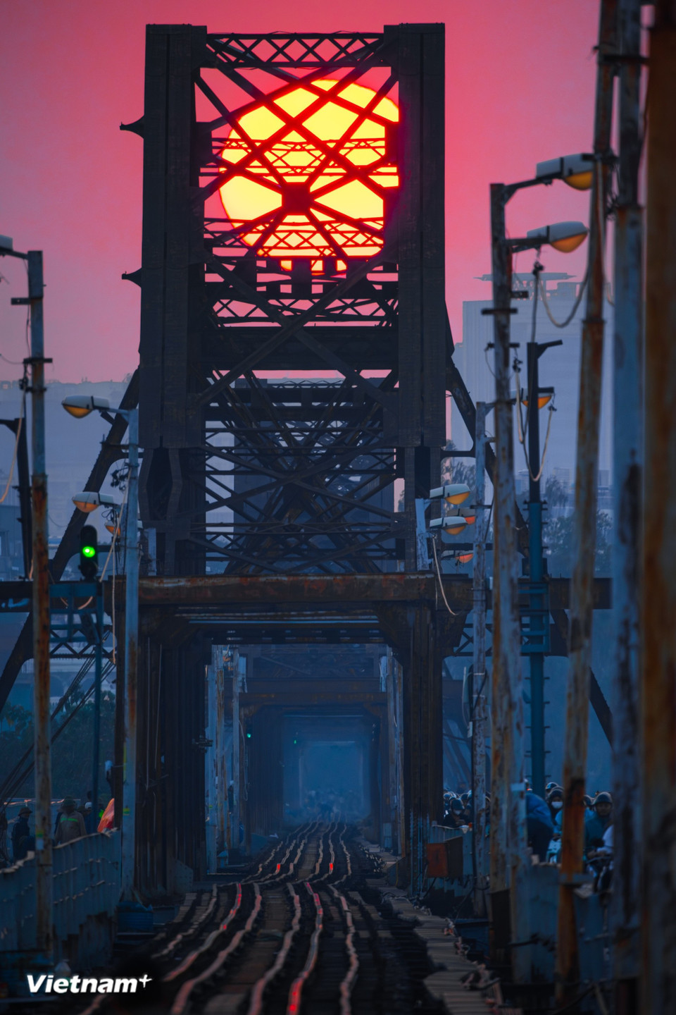 В лучах заката улицы становятся мягче, люди - спокойнее, а Ханой предстаёт одновременно близким и мечтательным, так что каждому хочется сохранить для себя частицу памяти об этом городе. (Фото: Минь Шон/Vietnam+)