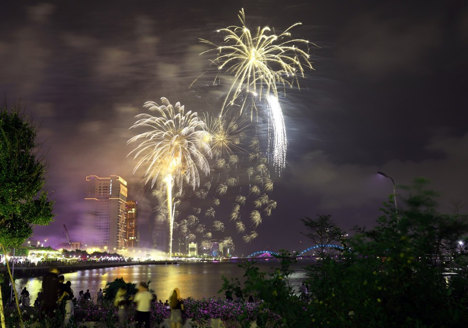 Город Дананг запускает фейерверки в честь встречи Нового 2026 года. (Фото: Чан Ле Лам — ВИА)