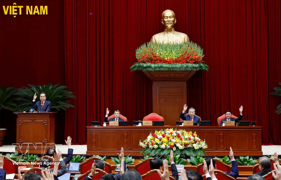 Генеральный секретарь ЦК КПВ То Лам и делегаты утверждают повестку 2-го пленума ЦК КПВ 14-го созыва. Фото: Тхонг Нят — ВИА.