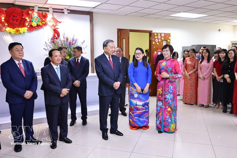 Генеральный секретарь ЦК КПВ То Лам поздравляет с Новым годом сотрудников, корреспондентов и редакторов Редакции международных новостей ВИА. (Фото: ВИА)