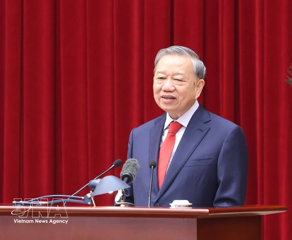Генеральный секретарь ЦК КПВ То Лам выступает со вступительной речью на 2-м пленуме ЦК КПВ 14-го созыва. Фото: Тхонг Нят — ВИА.