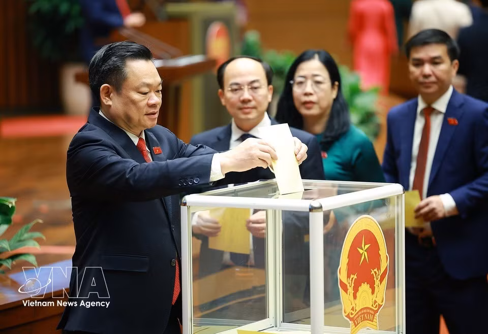 Депутаты Национального собрания опускают бюллетени в урну во время голосования по избранию Президента государства. (Фото: ВИА)