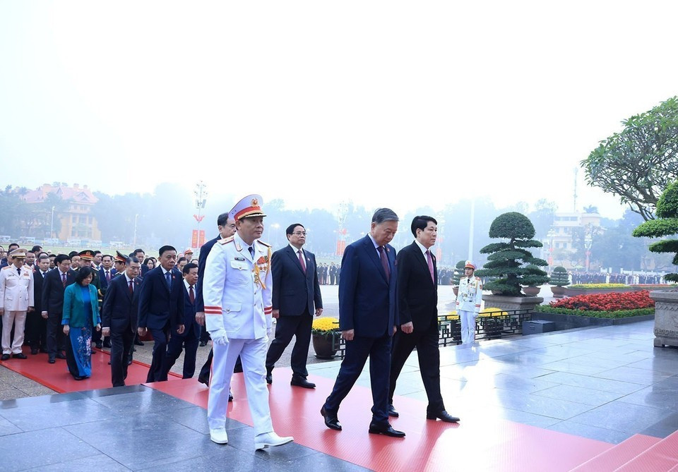 Делегаты возлагают венки и посещают Мавзолей Президента Хо Ши Мина. (Фото: ВИА)