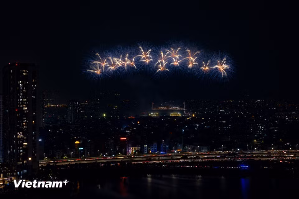950 фонтанных установок и 4.400 пиротехнических труб, смонтированных на крыше и по обеим сторонам трибуны B, а также 4.600 высотных фейерверков, размещенных за пределами стадиона, образовали охватывающую все пространство дугу света. (Фото: Хоай Нам/Vietnam+)
