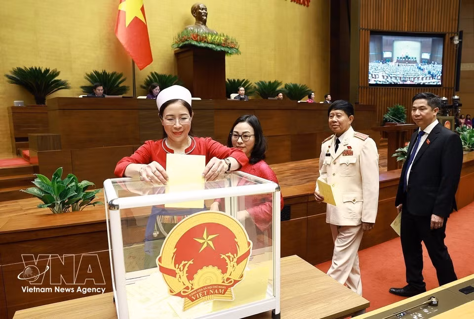 Депутаты Национального собрания опускают бюллетени, голосуя за избрание Президента государства. (Фото: ВИА)