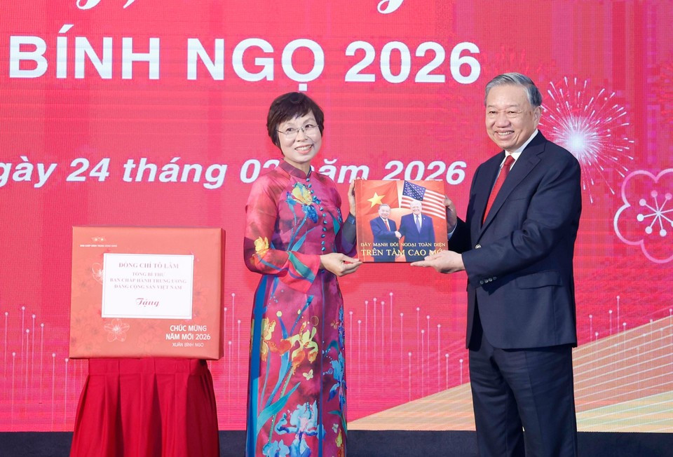 Генеральный директор ВИА Ву Вьет Чанг вручает Генеральному секретарю ЦК КПВ То Ламу фотоальбом, подготовленный корреспондентами Редакции фотоновостей ВИА. (Фото: ВИА)