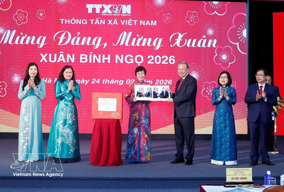 Генеральный директор ВИА Ву Вьет Чанг вручает Генеральному секретарю ЦК КПВ То Ламу фотоальбом, подготовленный корреспондентами Редакции фотоновостей ВИА. (Фото: ВИА)