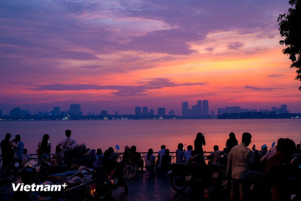 Закат опускается над озером Тэй, а свет рисует на его глади фантастически красивые полосы оранжевого, розового и фиолетового цветов. (Фото: Минь Шон/Vietnam+)