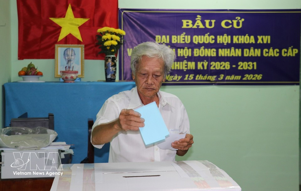 Жители общины Танфудонг провинции Донгтхап досрочно голосуют на избирательных участках. (Фото: ВИА)