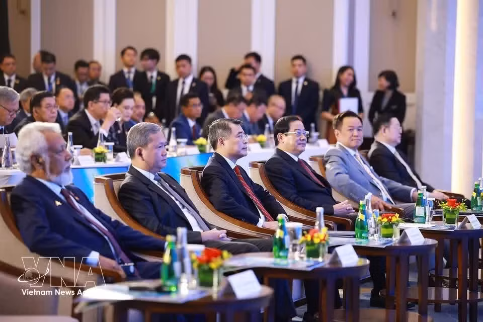 Премьер-министр Ле Минь Хынг вместе с лидерами стран региона принимает участие в открытии Форума будущего АСЕАН 2026 года в Ханое. (Фото: ВИА)