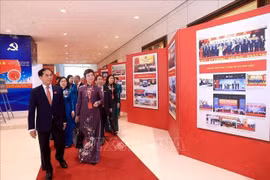 Вице-премьер Буи Тхань Шон вместе с делегатами посетил фотовыставку, организованную в рамках первого съезда Парторганизации Правительства в день проведения подготовительного заседания 12 октября (Фото: ВИА)