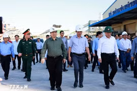 Премьер-министр Фам Минь Тьинь посещает производственные объекты, пострадавшие от тайфуна №13 в экономической зоне Нёнхой (Фото: ВИА) 