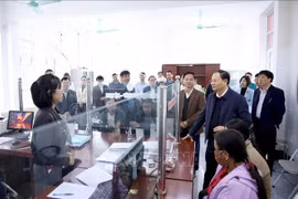 Секретарь провинциального парткома Лайчау Ле Минь Нган проверяет деятельность модели двухуровневой системы местной власти на территории провинции.