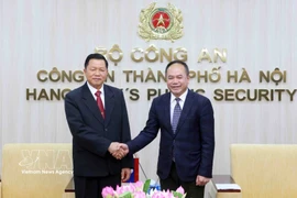 Генерал-лейтенант Нгуен Тхань Тунг, директор Управления общественной безопасности города Ханоя, и генерал-полковник Вантхонг Конгмани, министр общественной безопасности Лаоса (Фото: ВИА)