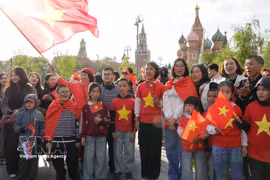 Вьетнамская диаспора в РФ собралась на Красной площади, чтобы приветствовать делегацию Народной армии Вьетнама (Фото: ВИА)