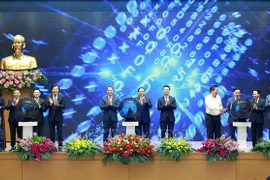 Премьер-министр Фам Минь Тинь и делегаты открывают Национальный правовой портал (Фото: ВИА)