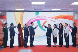 Заместитель премьер-министра Май Ван Тьинь и делегаты принимают участие в церемонии открытия пресс-центра выставки (Фото: ВИА)