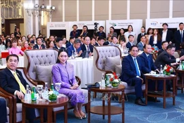 Премьер-министра Фам Минь Тьинь и Пхэтхонгтхан Чиннават участвуют Вьетнамско-таиландский бизнес-форум 2025 года (Фото: ВИА)