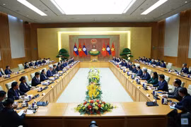 Премьер-министр Ле Минь Хынг проводит переговоры с Премьер-министром ЛНДР Сонексаем Сипхандоном (Фото: ВИА)