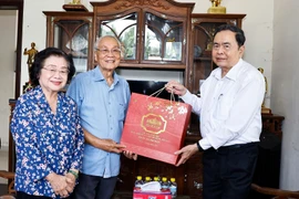 Председатель НС Чан Тхань Ман посетил и поздравил с Тэтом семью Чыонг Ми Хоа — бывшего Вице-президента, бывшего заместителя Председателя НС (Фото: ВИА)