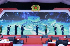 Премьер-министр Фам Минь Тьинь и делегаты открыли Национальный центр данных № 1 и объявили об официальном функционировании системы баз данных Центра (Фото: ВИА)
