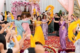 Индийские актёры во время одной из съёмочных сцен во Вьетнаме (Фото: nhandan.vn)