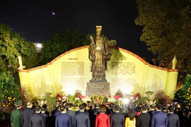 Генсек То Лам и делегаты возлагают благовония к памятнику императору Ли Тхай То в парке Ли Тхай То в Ханое (Фото: ВИА)