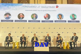 Послы приняли участие в специальной сессии «Диалог между послами — разделяя ответственность ради мира» в рамках 17-й Международной конференции по Восточному морю, проходившей утром 4 ноября в Дананге (Фото: kinhtedothi.vn)