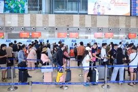Пассажиры проходят регистрацию в терминале внутренних рейсов T1 международного аэропорта Нойбай (Фото: ВИА)