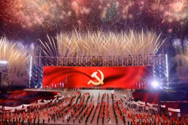 Вечер 23 января 2026 года. Масштабное и впечатляющее художественное фейерверк-шоу, подобное величественной симфонии, торжественно приветствовало успешное проведение XIV Всевьетнамского съезда КПВ (Фото: ВИА)