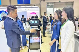 Представлене роботов, работающих в сфере туризма, на Ханойской международной туристической выставке VITM 2025 (Фото hanoimoi.vn)