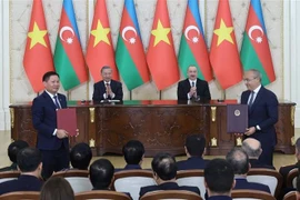 Генеральный секретарь То Лам и президент Азербайджана Ильхам Алиев стали свидетелями обмена Меморандумом о взаимопонимании между Акционерной компанией по нефтехимической переработке Биньшон и Министерством экономики Азербайджана о долгосрочных поставках сырой нефти на нефтеперерабатывающий завод Зунгкуат (Фото: ВИА)
