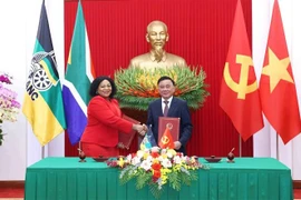 Чан Кам Ту, член Политбюро, постоянный член Секретариата ЦК КПВ, и Номвула Паула Мокояне, первый заместитель генерального секретаря партии АНК обменялись соглашениями о сотрудничестве между двумя партиями (Фото: ВИА)