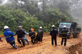 Рабочие Электроэнергетической компании провинции Куангчи, преодолевая все трудности, прилагают усилия для восстановления электроснабжения отдалённых и труднодоступных деревень и поселений до 15 декабря.