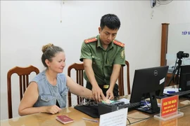 Полиция провинции Кханьхоа эффективно реализовала деятельность по выдаче электронных удостоверений личности 2-го уровня иностранцам (Фото: ВИА)