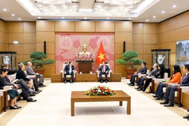 Председатель НС Чан Тхань Ман принял с прощальным визитом Посла США во Вьетнаме Марка Кнаппера по случаю завершения срока его дипломатической миссии (Фото: ВИА)