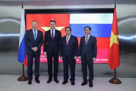 Премьер-министр Фам Минь Тьинь, заместитель Председателя Правительства РФ Александр Новак (в центре), заместитель Премьер-министра Буй Тхань Шон и руководство компании Zarubezhneft (Фото: baochinhphu.vn)