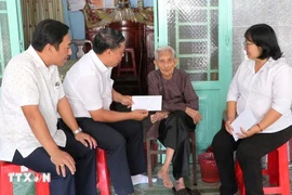 Руководители партийного комитета, Народного совета, Народного комитета и Комитета ОФВ квартала Фулой вручили подарки от Партии и Государства по случаю празднования XIV съезда КПВ и Тэт 2026 года непосредственно на дому получателям (Фото: ВИА)