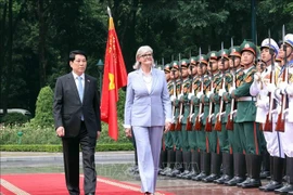 Президент Лыонг Кыонг и Генерал-губернатор Австралии Сэм Мостин принимают парад Почётного караула Народной армии Вьетнама (Фото: ВИА)