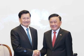 Постоянный член Секретариата ЦК КПВ Чан Кам Ту с Генсекретарём, Президентом Лаоса Тхонглуном Сисулитом (Фото: ВИА)