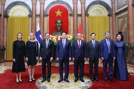Президент Лыонг Кыонг с Послом Финляндской Республики во Вьетнаме Пеккой Воутялайненом и делегатами (Фото: ВИА)