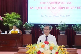 Чыонг Кань Туен, заместитель секретаря парткома города Кантхо, председатель Народного комитета города Кантхо на срок 2021–2026 годов, выступает с речью (Фото: ВИА)