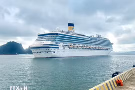 Круизное судно Costa Serena (Италия) зашло с визитом в бухту Халонг (провинция Куангнинь).