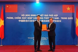 Генерал-лейтенант Фам Данг Кхоа вручил памятный подарок товарищу Лю Цзеб заместитель начальника Департамента управления и контроля пограничной службы Государственного управления по делам иммиграции КНР, глава китайской делегации (Фото: cand.com.vn)