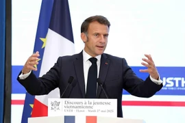 Президент Франции Эммануэль Макрон отвечает на вопросы и общается со студентами USTH (Фото: ВИА)