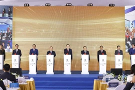 Председатель НС Чан Тхань Ман и делегаты принимают участие в церемонии начала реализации проекта (Фото: ВИА)