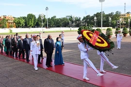 Председатель Национальной ассамблеи народной власти Кубы Эстебан Ласо Эрнандес возложил венок и почтил память Президента Хо Ши Мина в Мавзолее (Фото: ВИА)