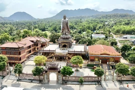 Статуя Будды Амитабхи высотой 24 метра в пагоде Кимтьен (Анзянг)